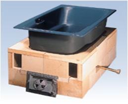 直焚き浴槽（上）と縦型築炉ユニット（下） セッティング例 